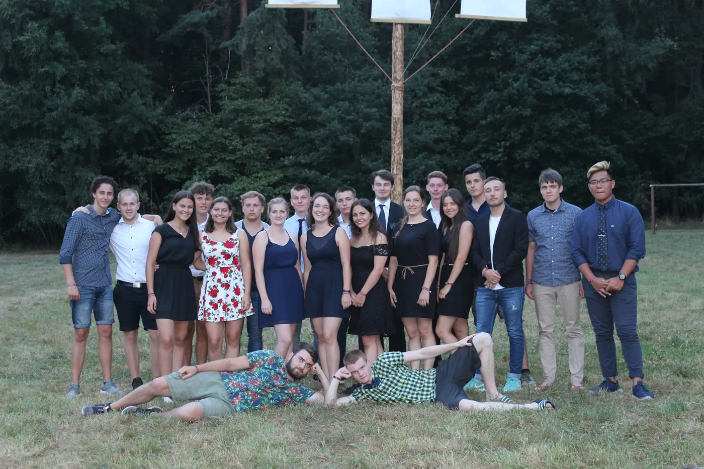 Die Gruppenleiterinnen und Gruppenleiter am Abend vor dem Lagerkreuz