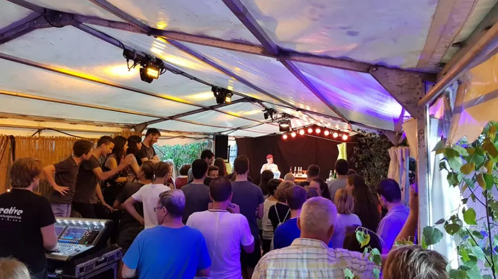 Volles Zelt im KjG-Garten bei einem Konzert an den Winzertagen