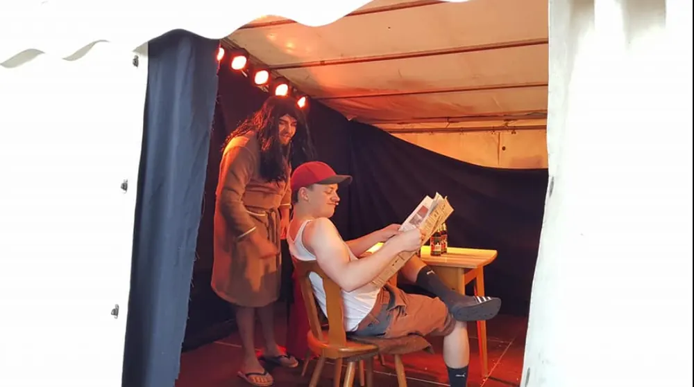Theaterszene der KjG auf der Bühne bei den Winzertagen